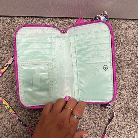 VERA BRADLEY RFID All in One Crossbody Wildflower Paisley - Picture 4 of 6